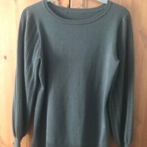 Knitted Top, size M/L , dark green, very Good condition.